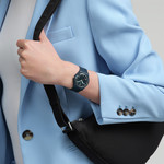 Montre SWATCH essentials homme bracelet matériau biosourcé bleu - vue porté 3