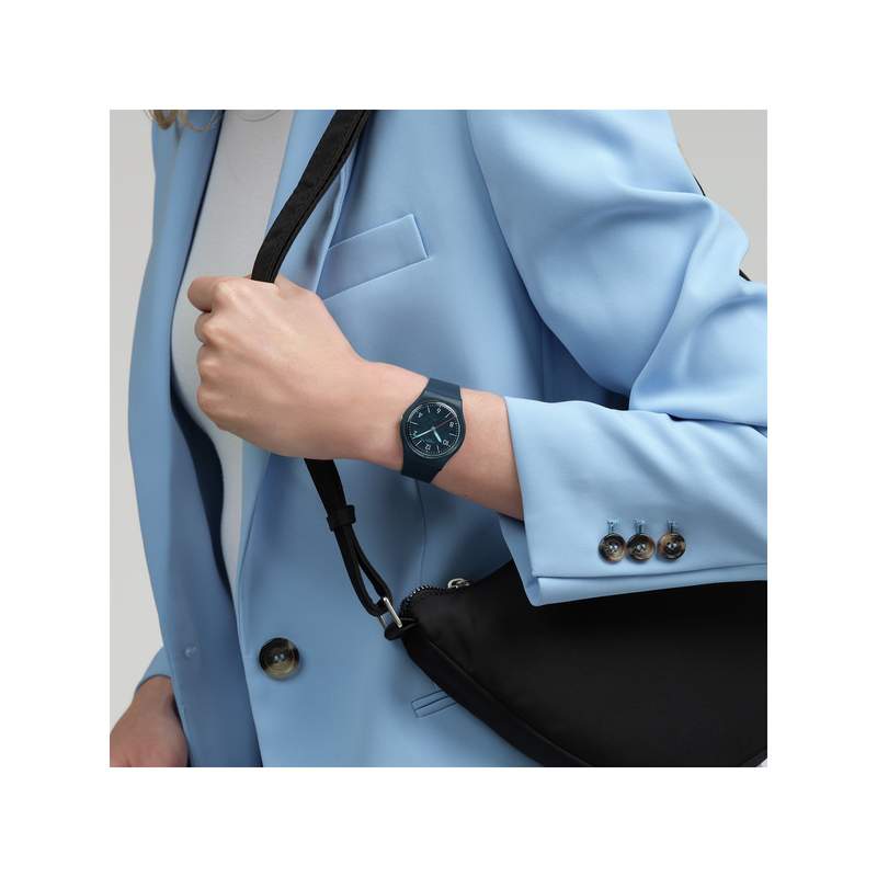 Montre SWATCH essentials homme bracelet matériau biosourcé bleu - vue porté 4