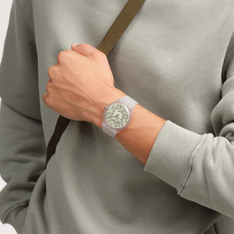 Montre SWATCH break free homme bracelet silicone transparent - vue porté 1