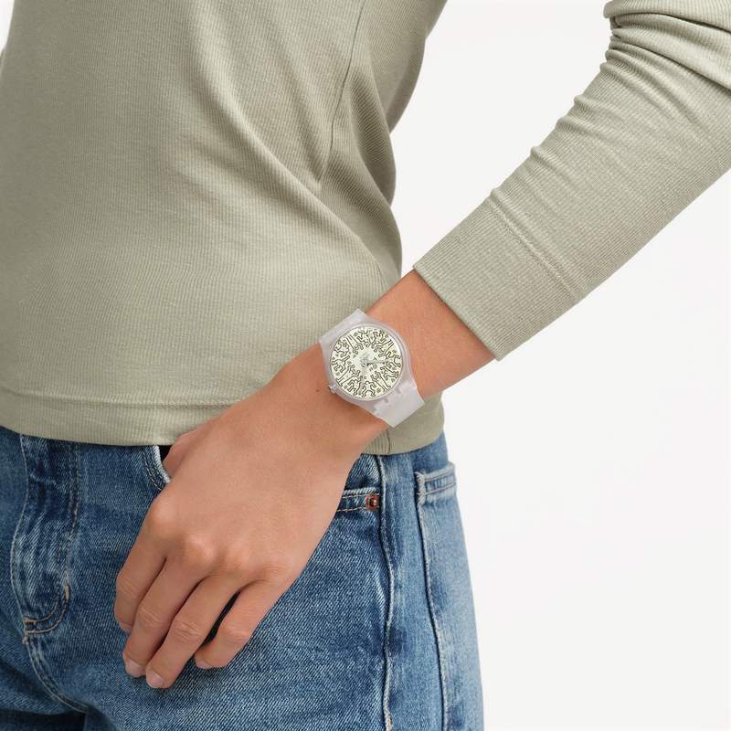 Montre SWATCH break free homme bracelet silicone transparent - vue porté 2