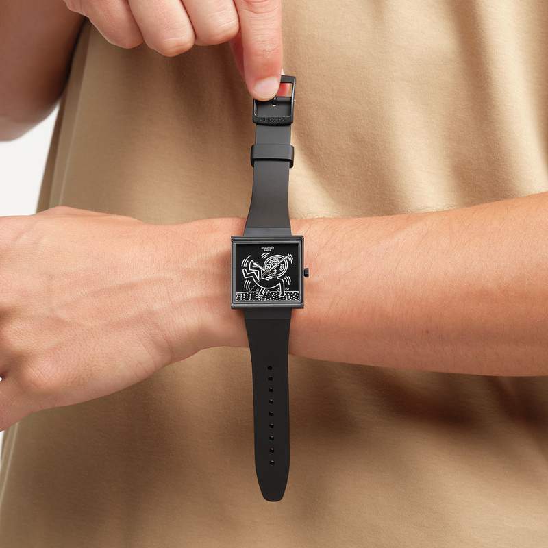 Montre SWATCH break free homme bracelet matériau biosourcé noir - vue porté 1