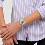 Montre SWATCH holiday collection homme bracelet silicone beige - vue porté 1