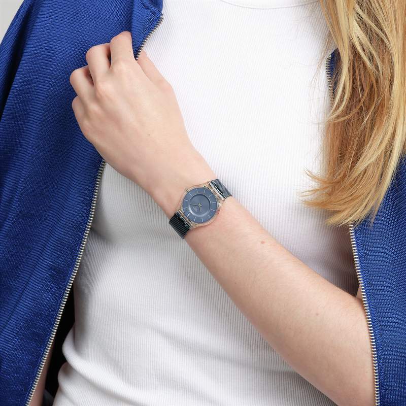Montre SWATCH essentials homme bracelet acier inoxydable bleu - vue porté 3