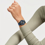 Montre SWATCH holiday collection homme bracelet silicone bleu - vue porté 1