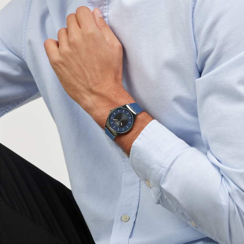 Montre SWATCH holiday collection homme bracelet silicone bleu - vue porté 2