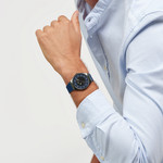 Montre SWATCH holiday collection homme bracelet silicone bleu - vue porté 3