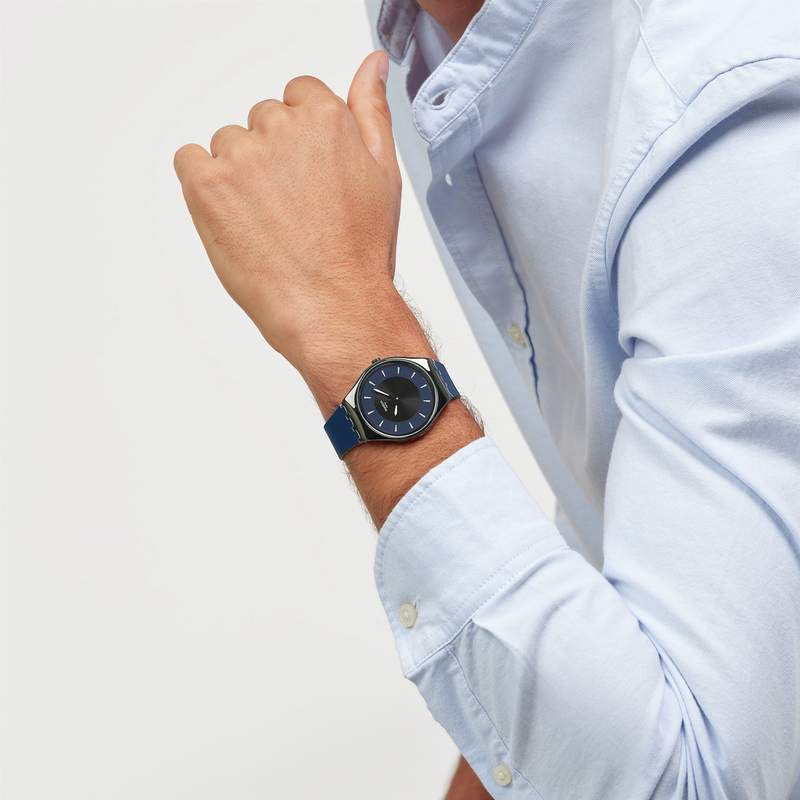 Montre SWATCH holiday collection homme bracelet silicone bleu - vue porté 3