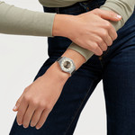 Montre SWATCH holiday collection homme bracelet silicone brun - vue porté 1