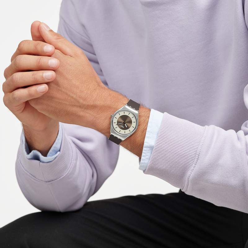 Montre SWATCH holiday collection homme bracelet silicone brun - vue porté 2