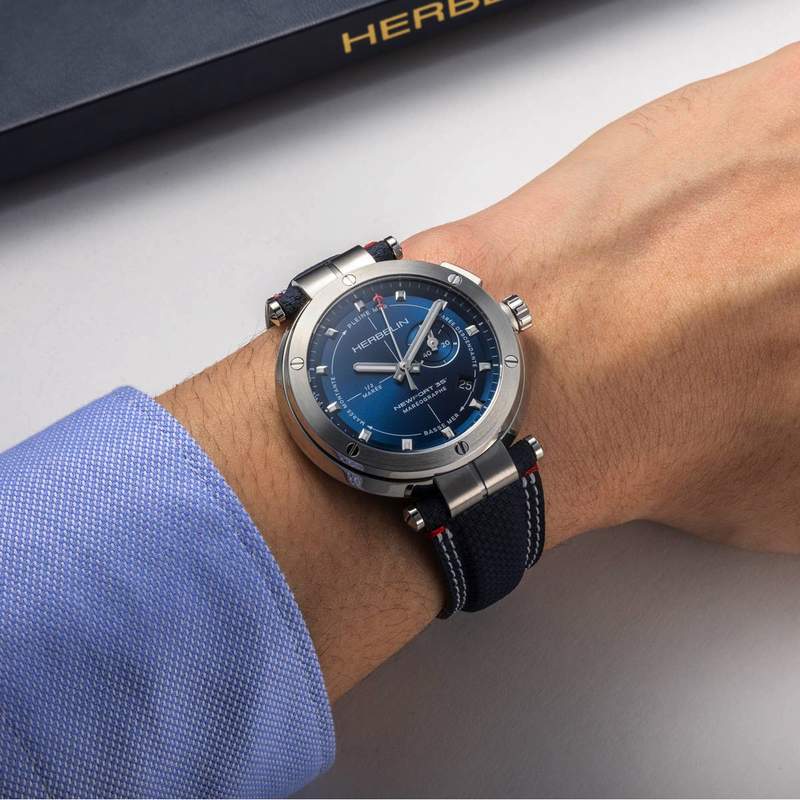 Montre MICHEL HERBELIN newport homme bracelet bleu - vue porté 1