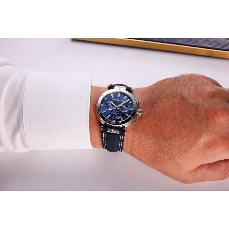 Montre MICHEL HERBELIN newport homme bracelet bleu - vue porté 1