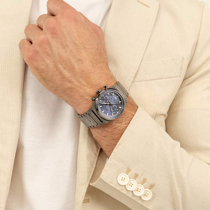 Montre BOSS Candor Chrono homme cadran bleu bracelet acier gris - vue porté 1