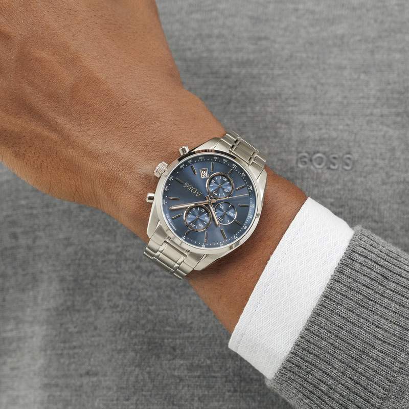 Montre BOSS Grand Prix 44 homme cadran bleu bracelet acier - vue porté 1