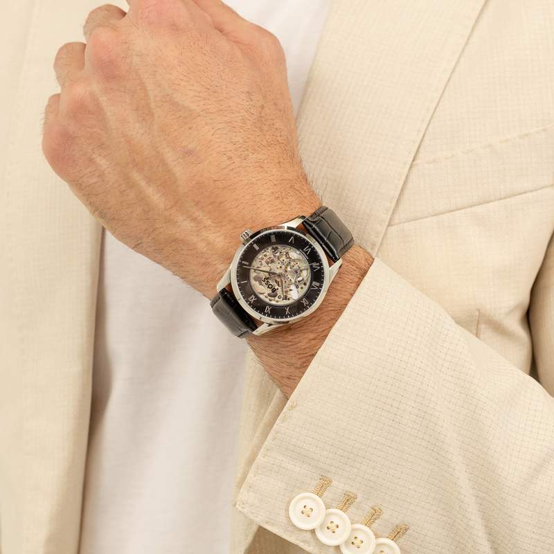 Montre BOSS Skeleton homme noir bracelet cuir - vue porté 1