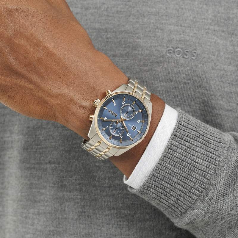 Montre BOSS Skytraveller homme cadran bleu bracelet acier doré et gris - vue porté 1
