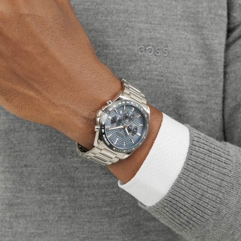 Montre BOSS Strike homme cadran bleu bracelet acier - vue porté 1