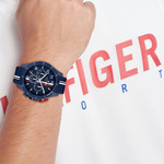 Montre TOMMY HILFIGER Bank bleu homme bracelet silicone - vue porté 1