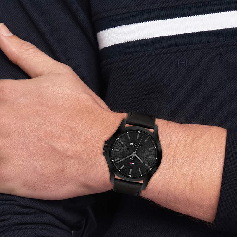 Montre TOMMY HILFIGER Bruce homme noir bracelet cuir - vue porté 1
