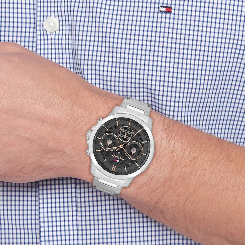 Montre TOMMY HILFIGER Henry homme cadran gris bracelet acier - vue porté 1