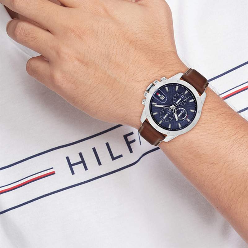 Montre TOMMY HILFIGER Jameson homme cadran bleu bracelet cuir marron - vue porté 1