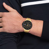 Montre TOMMY HILFIGER homme cadran noir bracelet acier doré jaune - vue Vporté 1