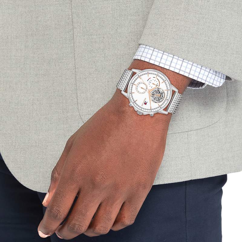 Montre TOMMY HILFIGER Stewart homme cadran blanc bracelet milanais acier - vue porté 1