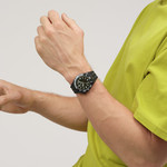 Montre SWATCH scubaqua homme cadran bleu bracelet caoutchouc noir - vue porté 1