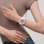 Montre SWATCH scubaqua homme bracelet caoutchouc blanc - vue porté 2