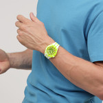 Montre SWATCH scubaqua homme cadran jaune bracelet caoutchouc jaune - vue porté 1