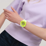 Montre SWATCH scubaqua homme cadran jaune bracelet caoutchouc jaune - vue porté 2