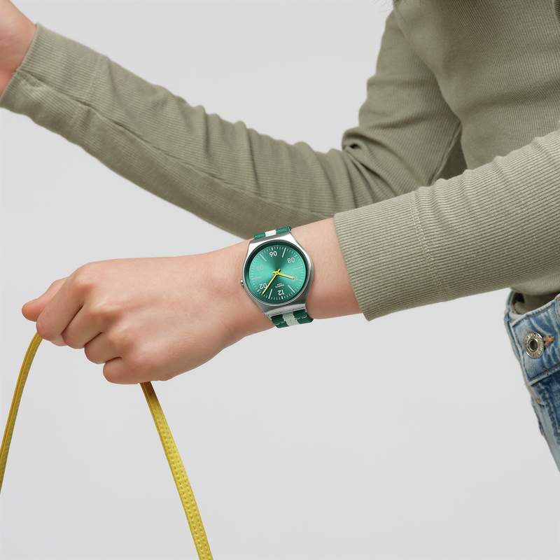 Montre SWATCH essentials homme cadran vert bracelet textile vert - vue porté 3