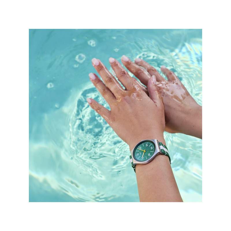 Montre SWATCH essentials homme cadran vert bracelet textile vert - vue porté 4