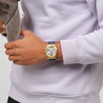 Montre SWATCH essentials homme cadran gris bracelet textile bleu - vue porté 1