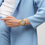 Montre SWATCH essentials homme cadran gris bracelet textile bleu - vue porté 2