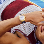 Montre SWATCH essentials homme cadran gris bracelet textile bleu - vue porté 3