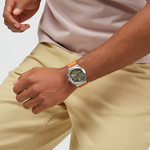 Montre SWATCH essentials homme cadran marron bracelet textile orange - vue porté 1