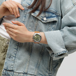 Montre SWATCH essentials homme cadran marron bracelet textile orange - vue porté 2