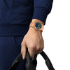 Montre TISSOT PRX homme automatique, cadran bleu, bracelet acier inoxydable rose - vue Vporté 1