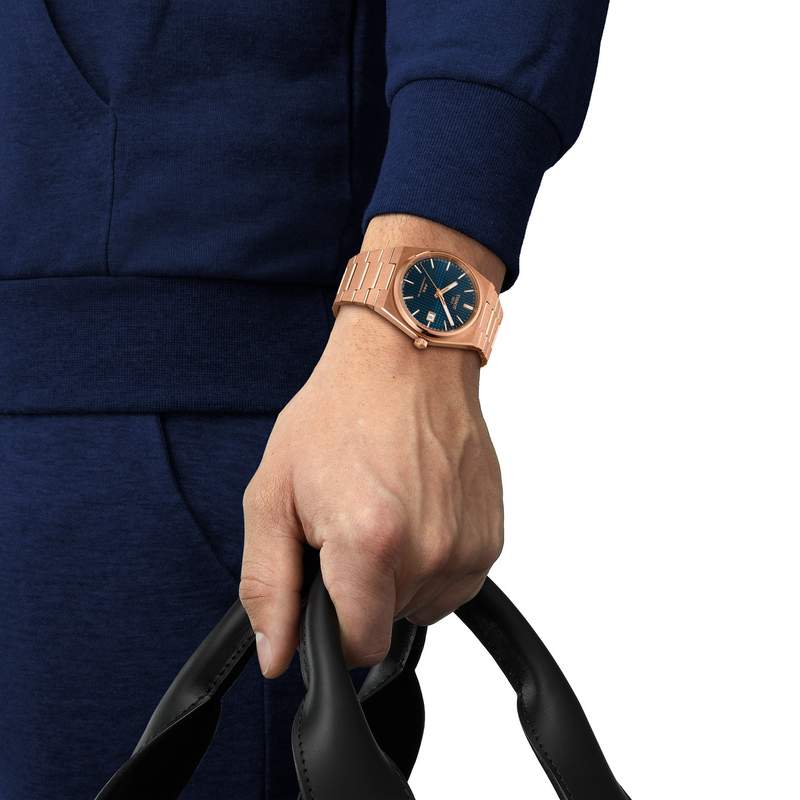 Montre TISSOT PRX POWERMATIC 80 homme automatique cadran bleu bracelet acier inoxydable doré rose - vue porté 1