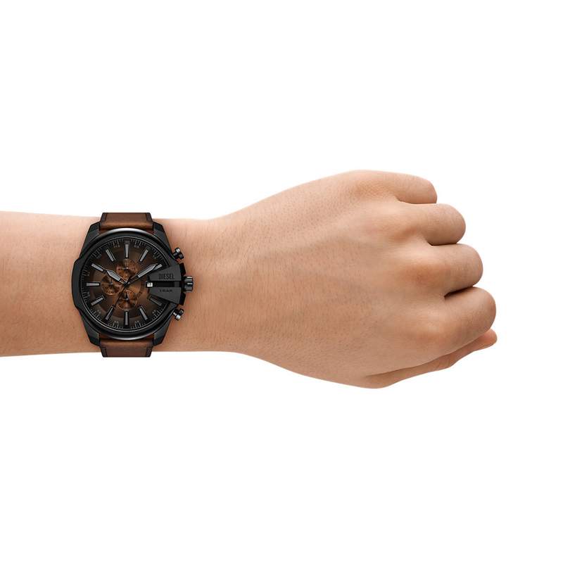 Montre DIESEL slim mega chief homme bracelet cuir marron - vue porté 1