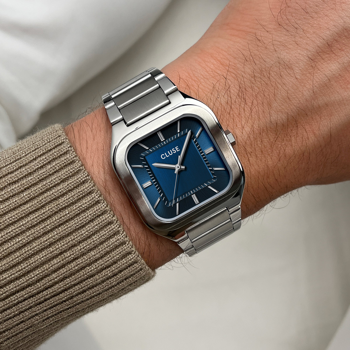 Montre CLUSE QUADRUS Homme cadran bleu bracelet acier inoxydable gris clair - vue porté 1