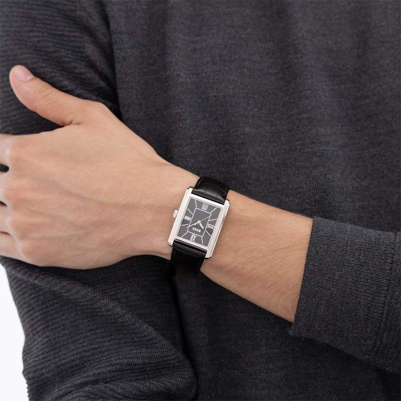 Montre BOSS desk homme bracelet cuir noir - vue porté 1