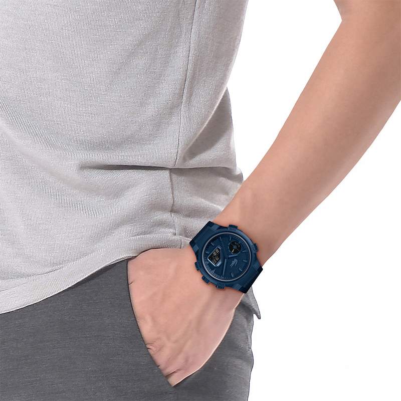 Montre LACOSTE lc33 homme bracelet silicone bleu - vue porté 1