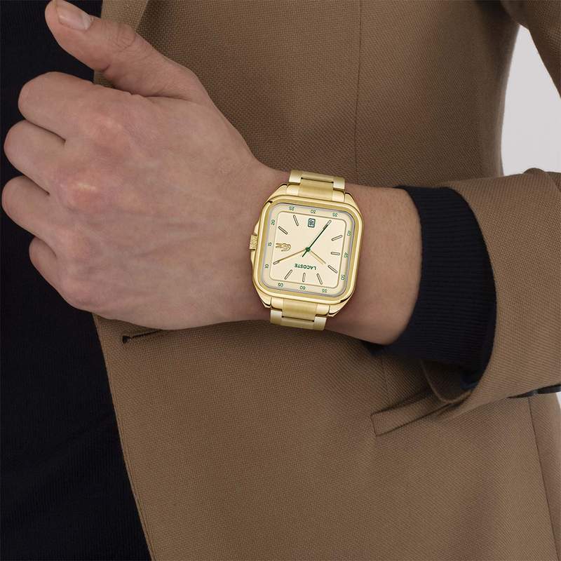 Montre LACOSTE.12.12 up homme bracelet acier inoxydable doré jaune - vue porté 1