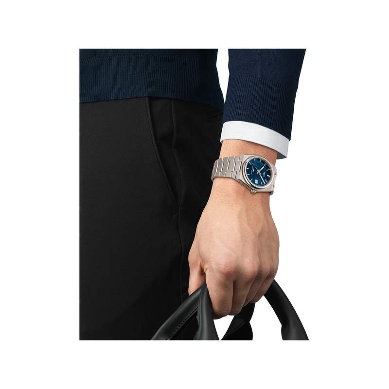 Montre TISSOT prx homme automatique, bracelet titane gris - vue porté 1