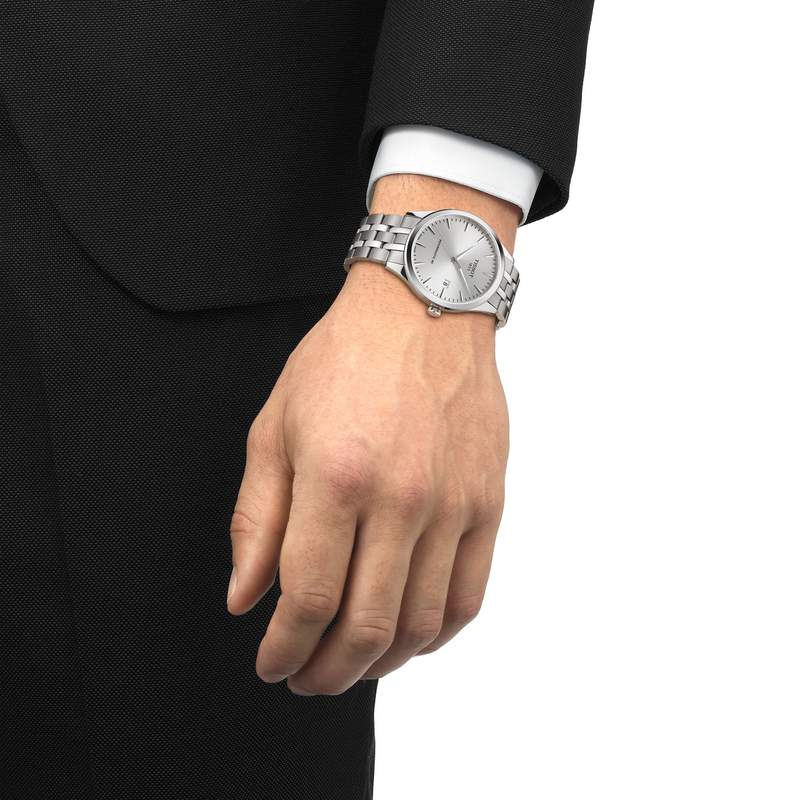 Montre TISSOT classic dream homme automatique, bracelet acier inoxydable - vue porté 1