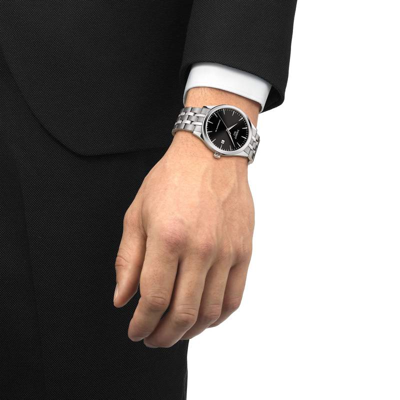 Montre TISSOT classic dream homme automatique, bracelet acier inoxydable - vue porté 1