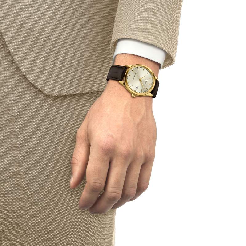 Montre TISSOT classic dream homme automatique, bracelet cuir marron - vue porté 1