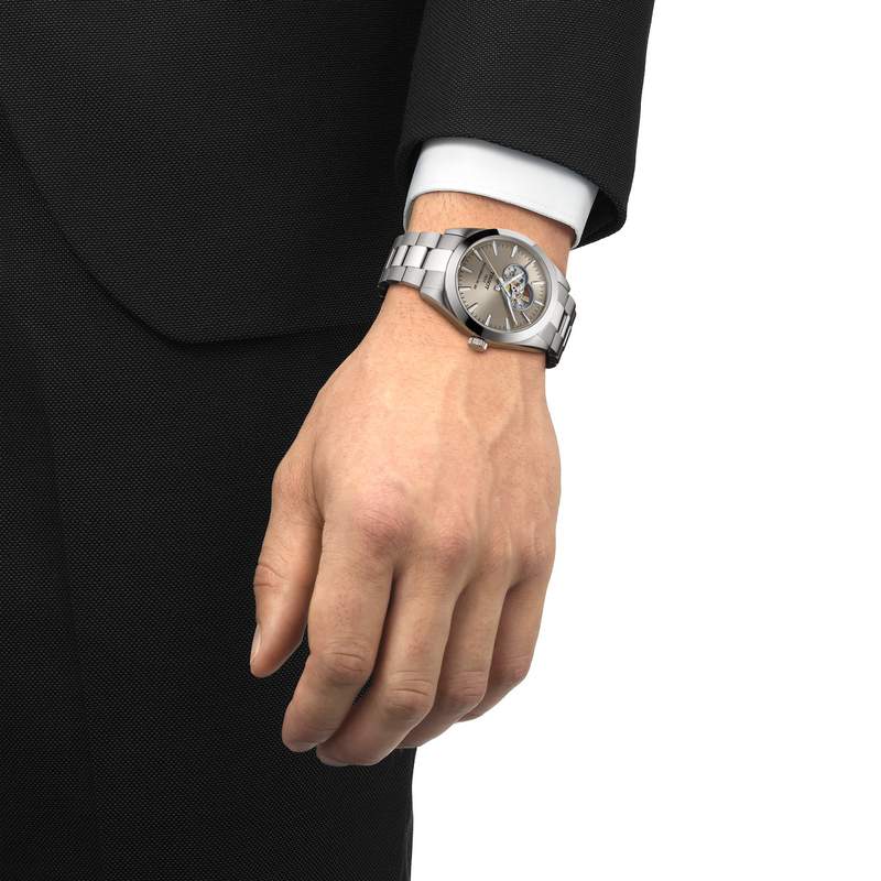 Montre TISSOT gentlemen homme automatique, bracelet acier inoxydable - vue porté 1