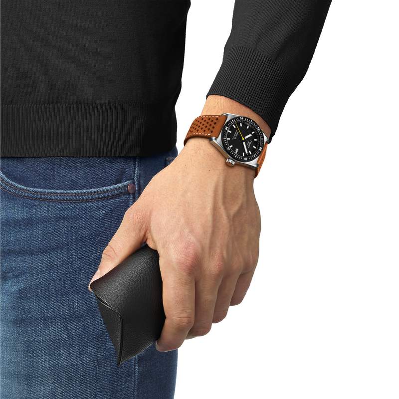 Montre TISSOT PR516 homme automatique, bracelet cuir marron - vue porté 1